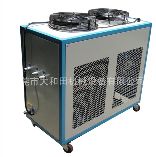 冷水機在安裝時的現場